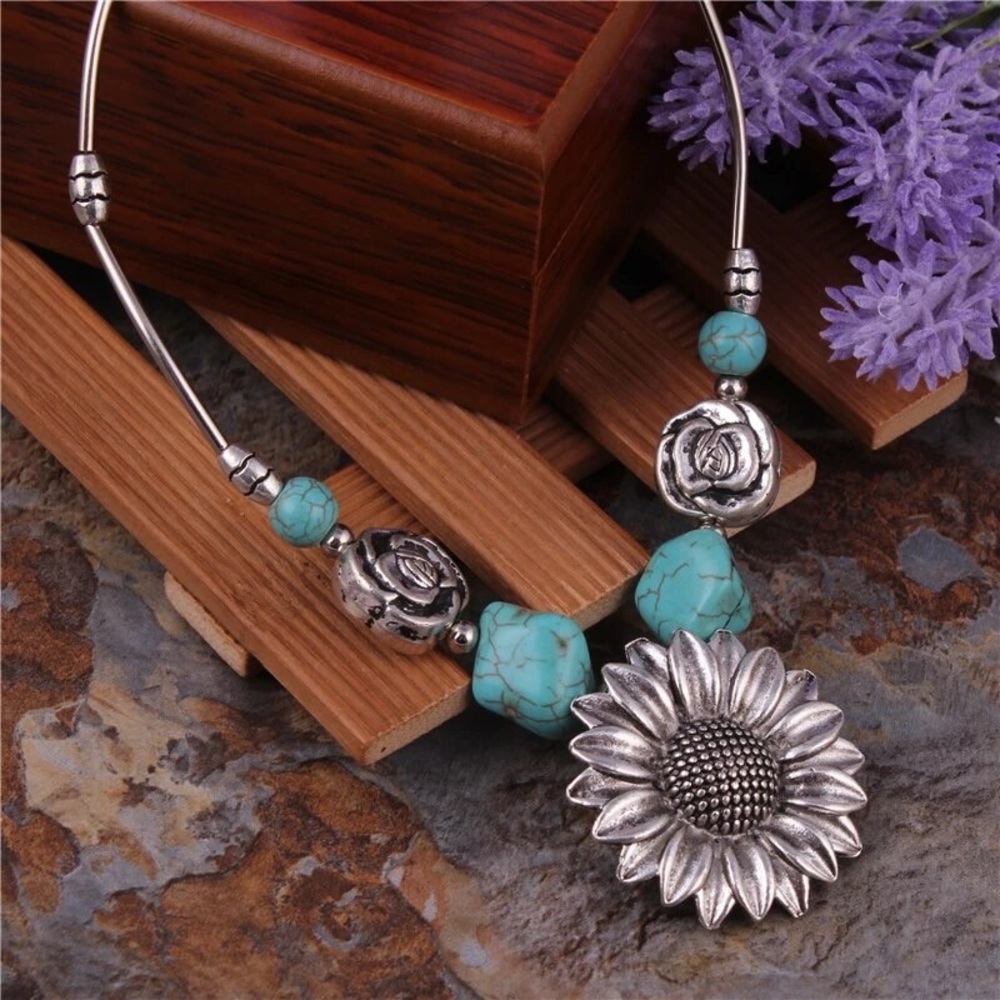 New silver and turquoise western beaded sunflower and rose necklace